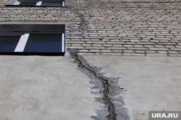 На разрушение дома обратили внимание жильцы (архивное фото)