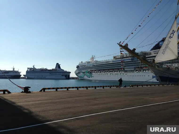 На корабле находится 3 711 человек