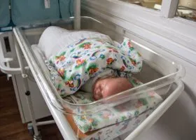 В Ишиме женщина бросила младенца на улице