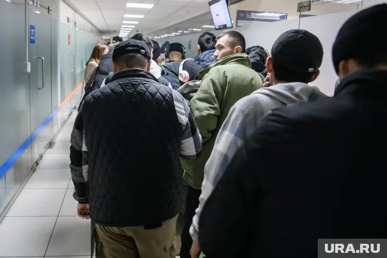 Очередь в отдел начинается на улице