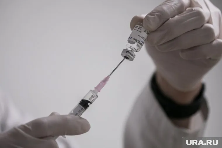 Испытание вакцины от коронавируса «Спутник V» вышло на новый этап