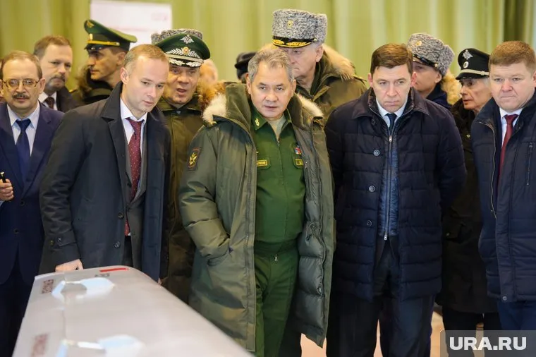 Совещание с участием Сергея Шойгу (слева) пройдет в режиме видеоконференции