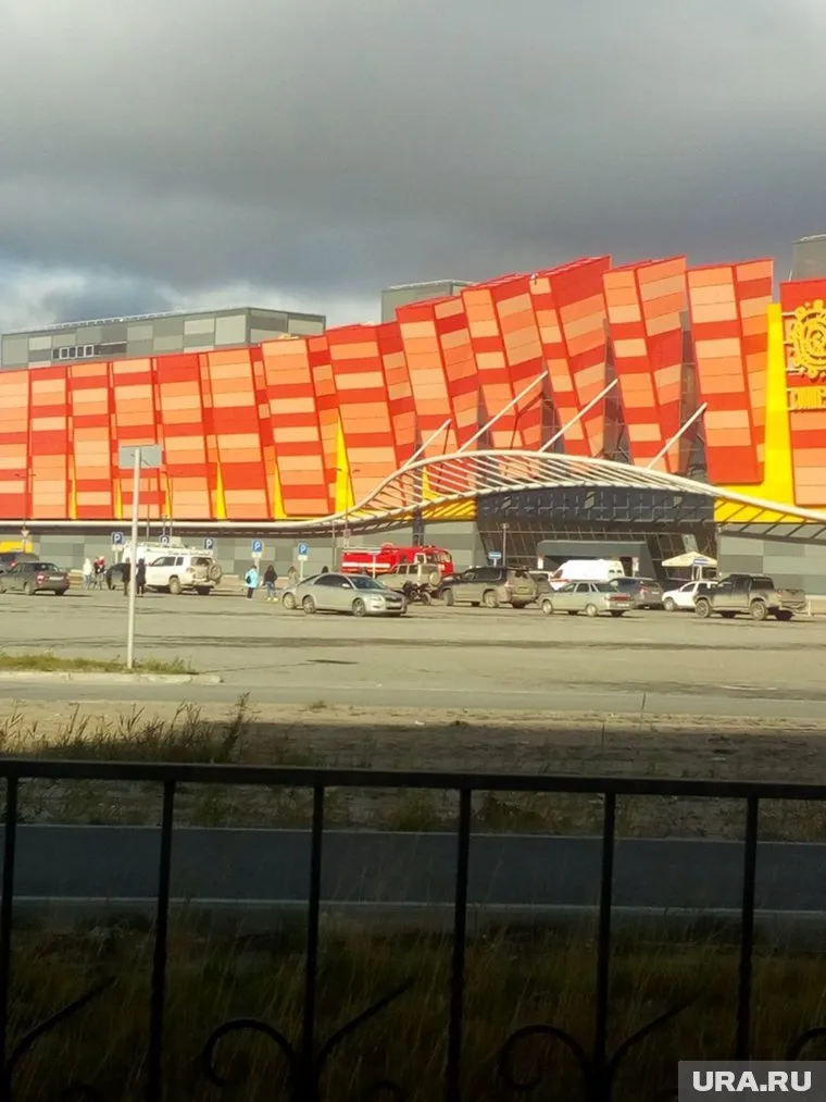 Торговый и досуговый центры, ДК и вокзал в Новом Уренгое были оцеплены из-за сообщений о бомбах