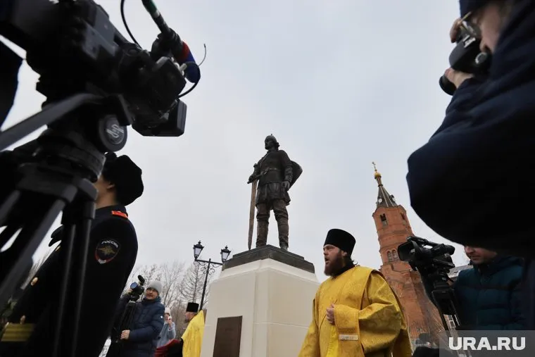 Кадеты ждали начала церемонии открытия памятника на улице