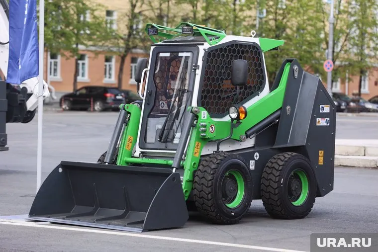 Курганский электро-погрузчик презентовали главе Росавтодора