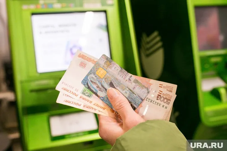 Досрочно выплаты в мае перечислят тем, кто получает их безналично