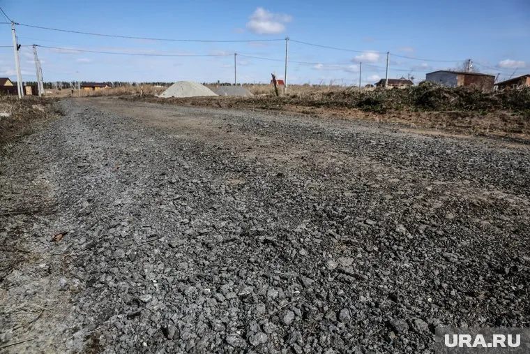 Местный житель сам сделал проезд к своему дому