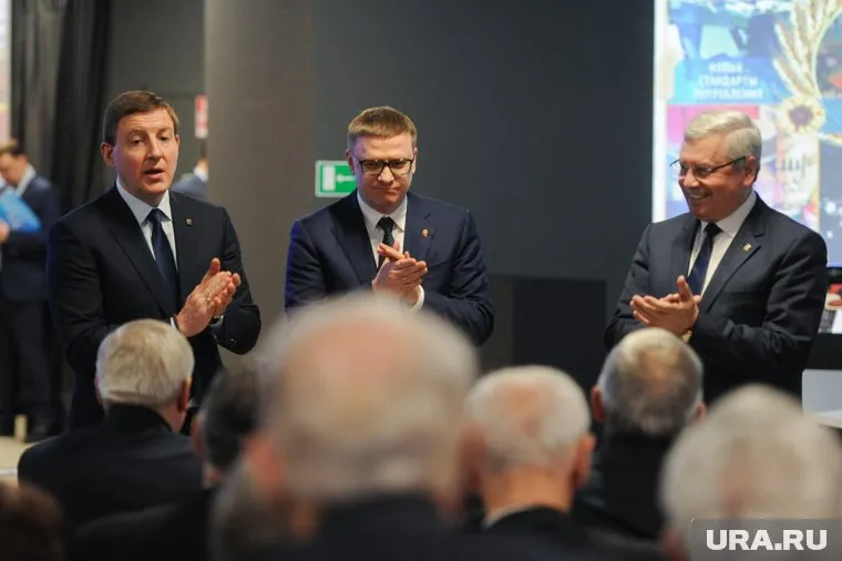 Алексей Текслер (в центре) получил партбилет из рук Андрея Турчака (слева)