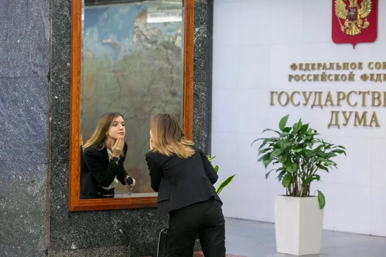 Государственная Дума РФ. Москва, зеркало, госдума, отражение, девушка, государственная дума