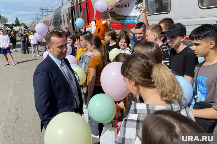 Вадим Шумков встретил луганских 10-классников, которые будут отдыхать в шадринском лагере