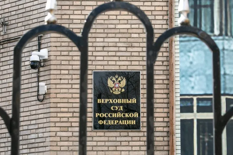 Помывка памятника Юрию Гагарину на Октябрьской площади. Москва