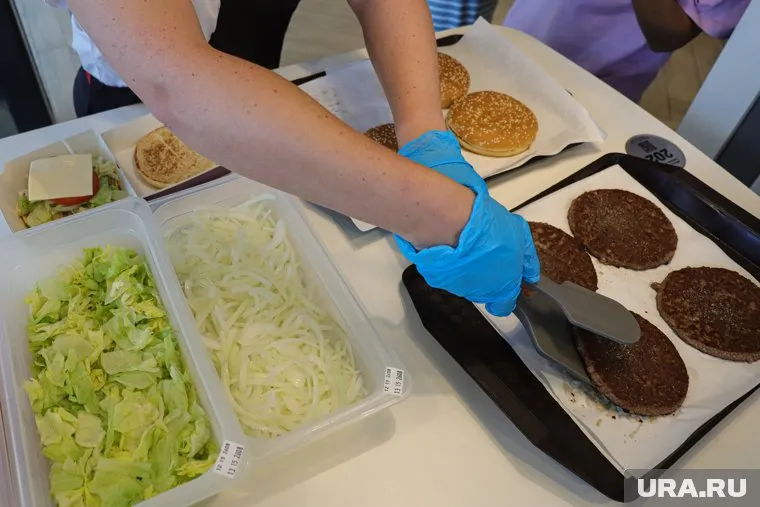 Повара нужны для варки пельменей, приготовления пиццы и салатов