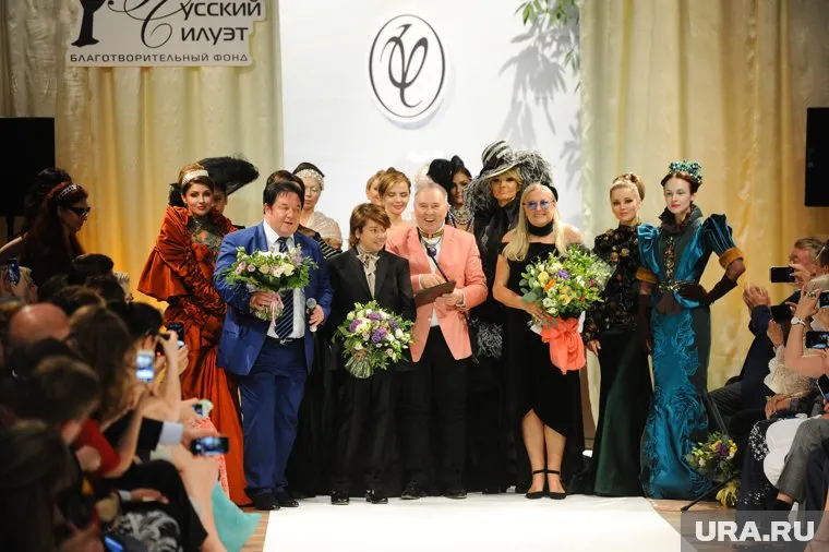 Юдашкин (в черном костюме по центру) был другом целого поколения артистов, считает Владислав Лисовец