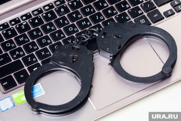 Снять наручники самостоятельно мужчина не смог (архивное фото)