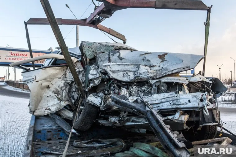 Виновник аварии остался жив, хотя его автомобиль сильно пострадал (архивное фото)