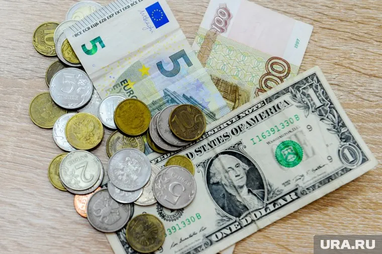 Эксперты не исключили скачка доллара до 100 рублей при нестабильности на рынке нефти