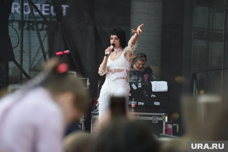 Группа выступает на дне рождения ТЦ Veer Mall