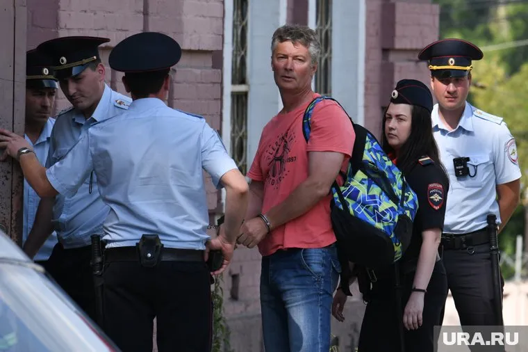 Ройзмана доставили в Верх-Исетский районный суд