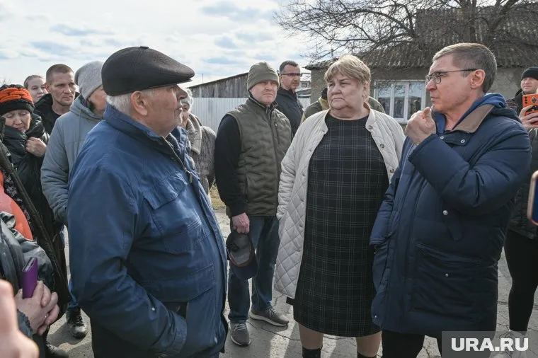 Полпред Владимир Якушев провел встречу с жителями села Казанское, где еще раз обсудил важность своевременной эвакуации из подтопляемых зон