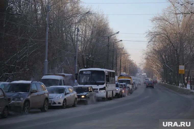 Снегопад и гололедица заставили автомобилистов стоять в пробках