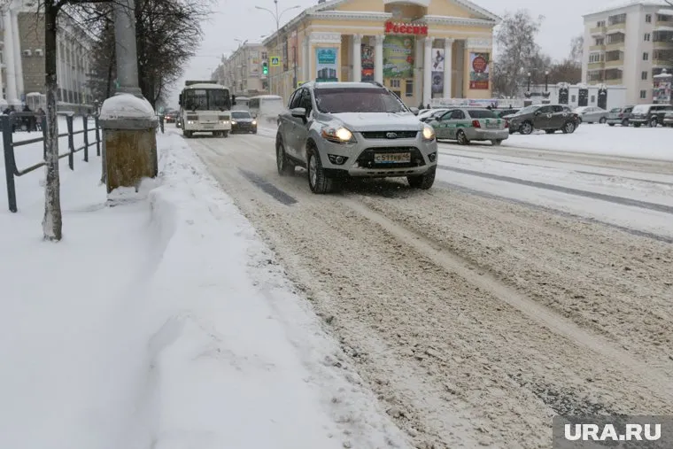 В Курганской области усложнились условия дорожного движения из-за снегопада 6 марта