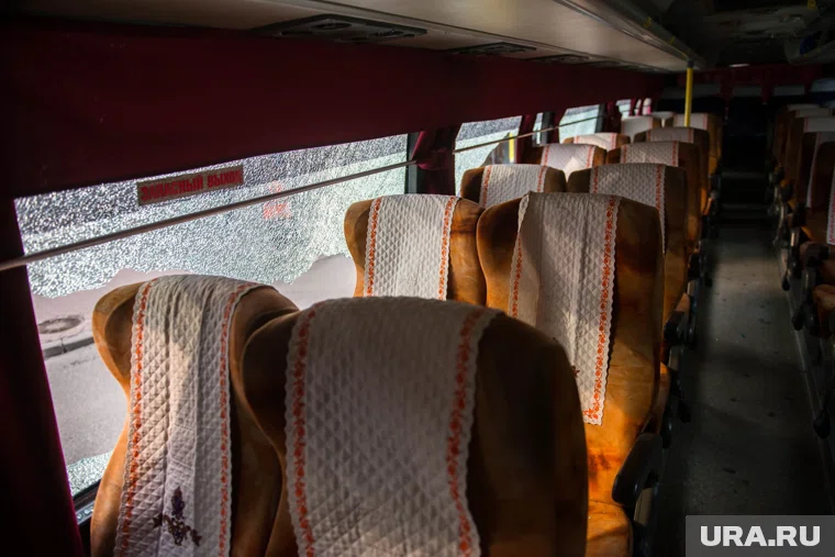 Автобус с 48 пассажирами мог опрокинуться из-за удара с легковым авто