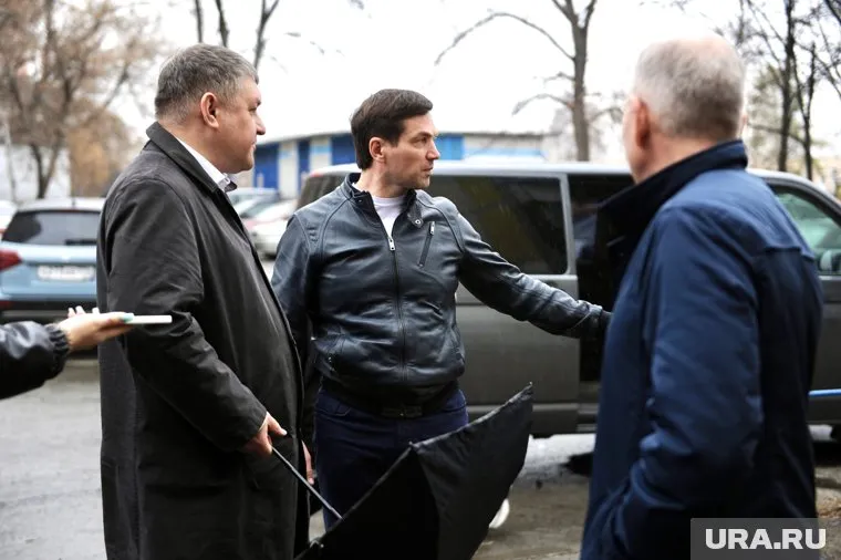 Алексей Лошкин (в центре) ждет доклад об устранении нарушений к понедельнику