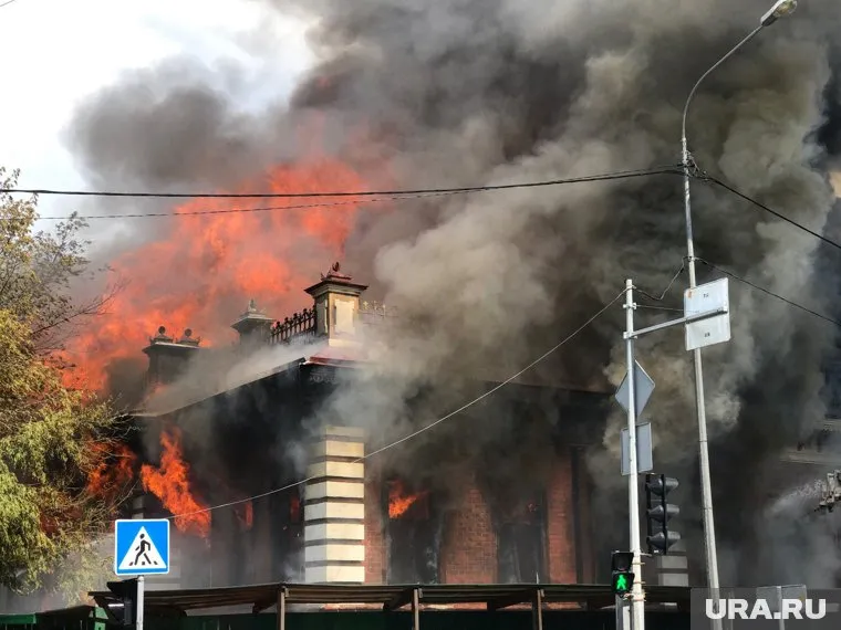 Пожар уничтожил старинный купеческий особняк