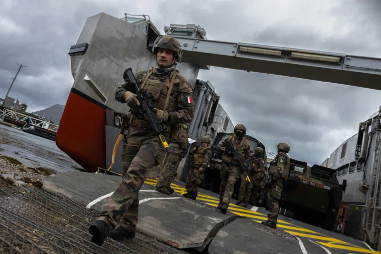 Солдаты отрабатывают тайную высадку на корабли и захват нефтяных вышек