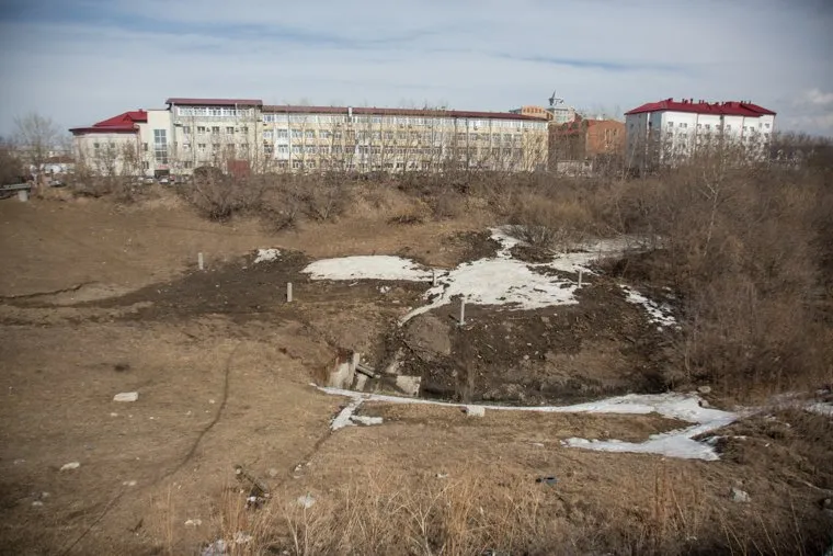 Овраг, на месте которого планируют построить общежитие университета. Здание ФНС и здание ФСБ., овраг, лог, река тюменка