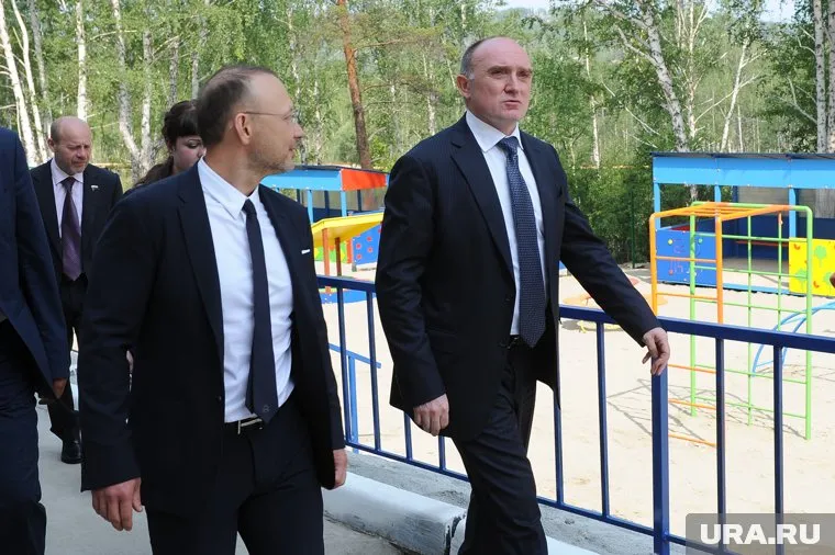 Частная инициатива исполнителей Игоря Алтушкина (сам он слева) выводит губернатора Бориса Дубровского (справа) в клинч с челябинцами