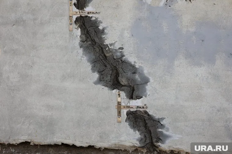 В ходе обследования было зафиксировано критическое состояние крыши, кровли и стен дома