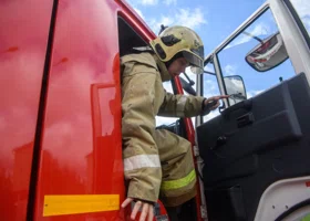 В Екатеринбурге около семи пожарных машин съехались к многоэтажке