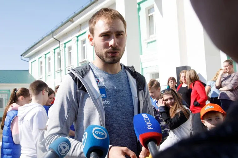 Всероссийская акция "Зарядка со звездой". Антон Шипулин проводит зарядку для воспитанников социально-реабилитационного центра. Екатеринбург.