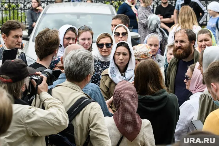 Приверженцы опального схиигумена заявляют, что никуда не уйдет — «хоть стреляйте»