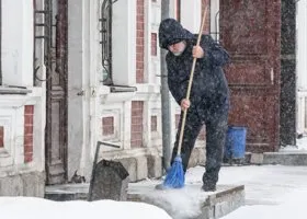 В Нижнем Тагиле круглосуточно борются с последствиями снегопада