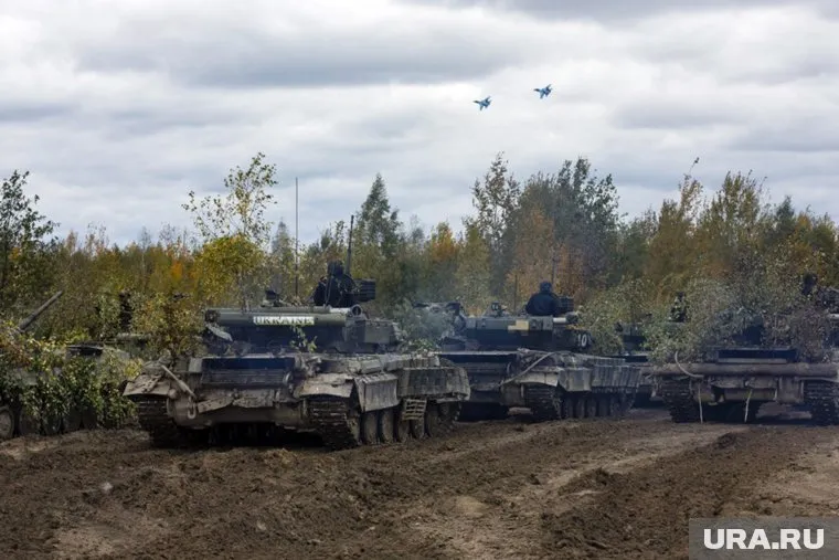 Украинские солдаты не в состоянии починить двигатель западного танка