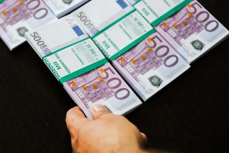 Клипарт по теме Деньги. Взятка. Коррупция. Купюры. Банкноты.Челябинск