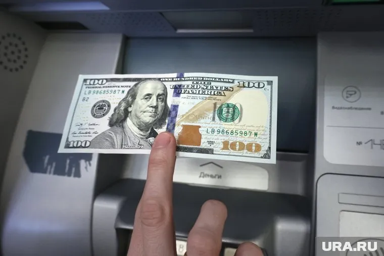 В банке «Точка» посоветовали клиентам избавиться от долларов