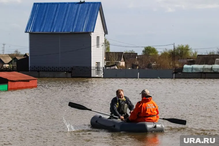 Если спастись самостоятельно не получится, ожидайте помощи на крышах и чердаках домов