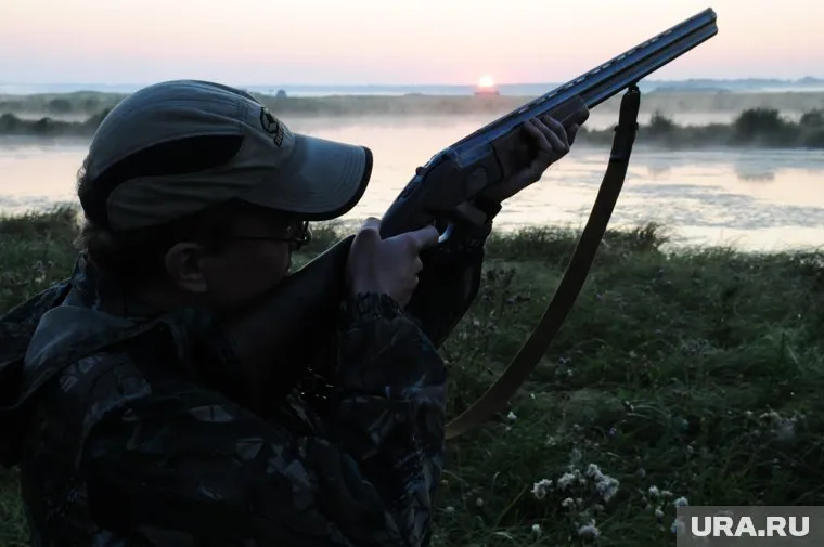 Мужчина держит в заложниках членов своей семьи и продолжает вести огонь