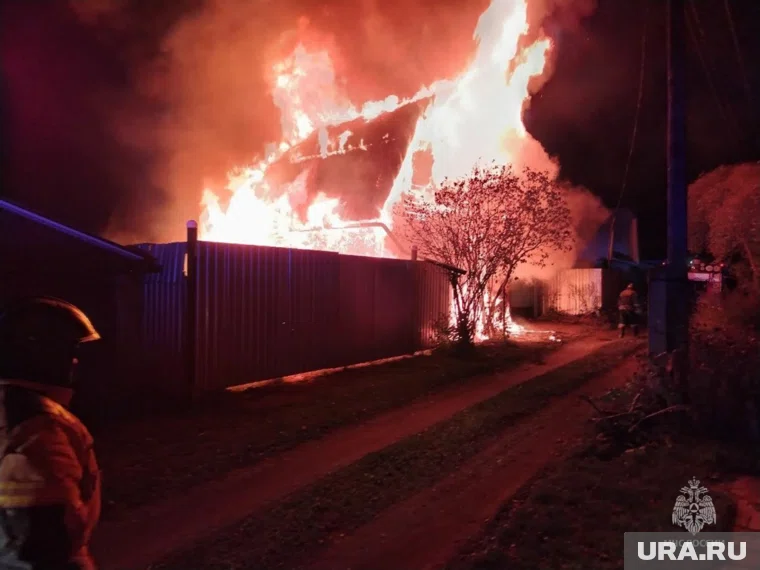 Пожар полностью уничтожил дачный дом под Миассом
