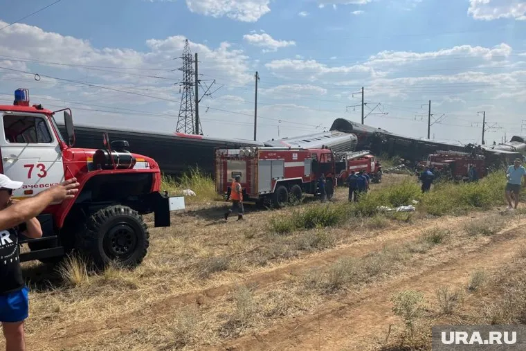 При аварии вагоны поезда опрокинулись с путей