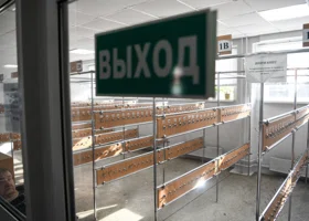 «Дети падают, а по ним ходят»: тюменские школьники устроили огромную давку в раздевалке