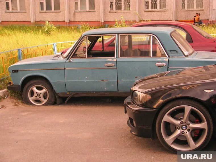 Авторы возмущены тем, что один из жителей превратил стоянку в склад