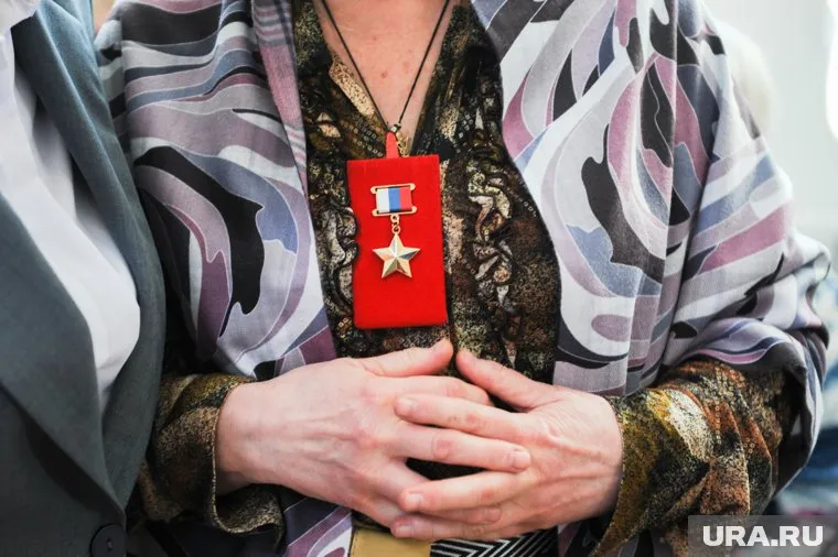 Первая памятная табличка со звездой в Тобольске установили на доме ветерана Августы Антипиной 