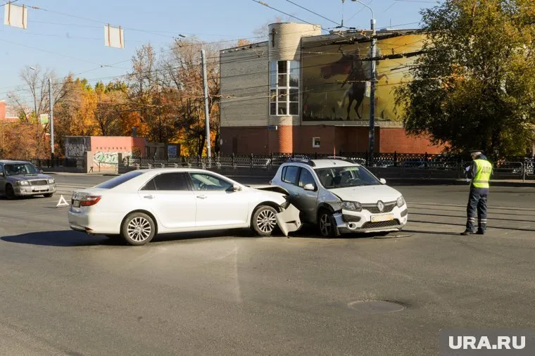 По предварительным данным, водитель автомобиля Toyota нарушил правила перестроения, в результате чего произошло столкновение