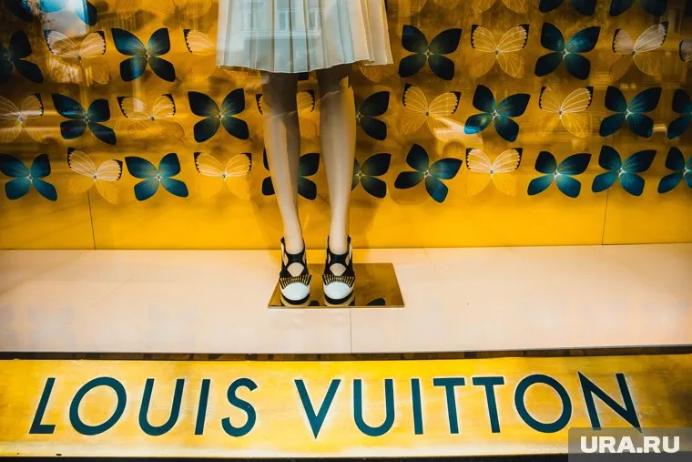 На хлебе мукой изображены знаки бренда Louis Vuitton