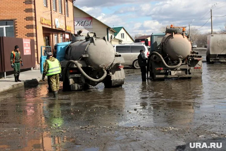 Спецтехника продолжает работать с ночи 14 июля