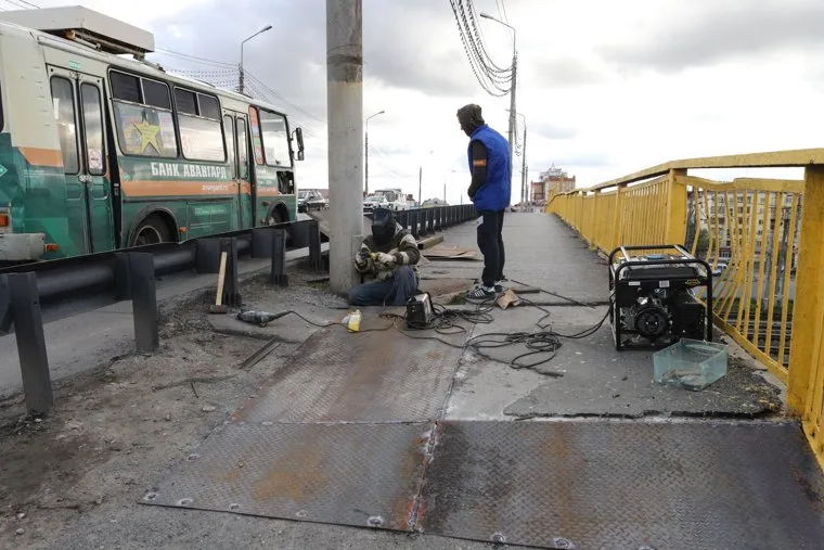 Временный ремонт тротуарной зоны на Некрасовском мосту. Курган